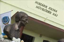 ma.hu Huszarik
